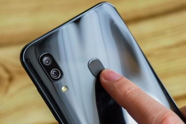Обзор Samsung Galaxy A30 — самый сбалансированный середнячок?