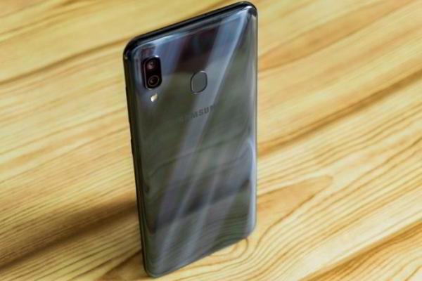 Обзор Samsung Galaxy A30 — самый сбалансированный середнячок?