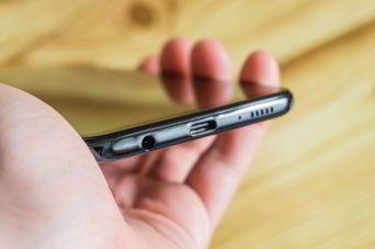 Обзор Samsung Galaxy A30 — самый сбалансированный середнячок?