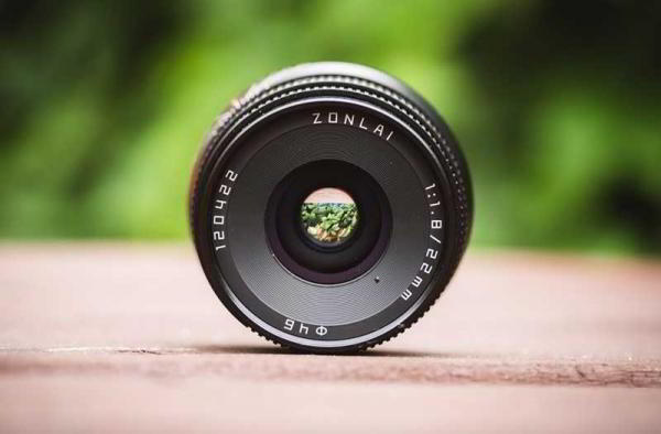 Обзор Zonlai 22mm f/1.8: дешёвый, китайский и сенсационный объектив