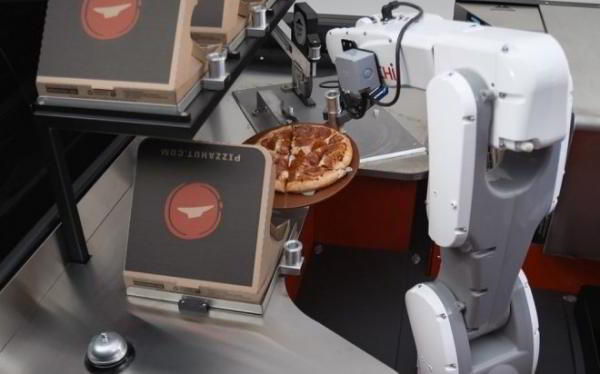 Пикап Tundra PIE Pro научили печь пиццу прямо на ходу