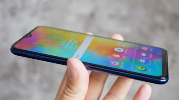 Обзор смартфона Samsung Galaxy M20: долгожитель с треугольной "челкой"