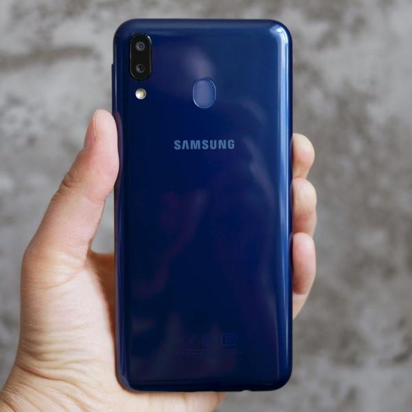 Обзор смартфона Samsung Galaxy M20: долгожитель с треугольной "челкой"