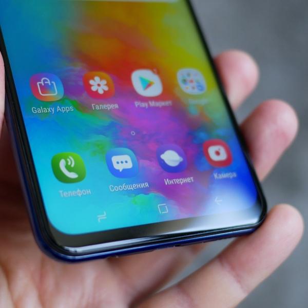 Обзор смартфона Samsung Galaxy M20: долгожитель с треугольной "челкой"