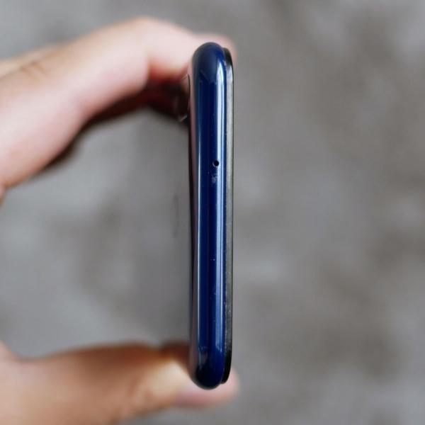 Обзор смартфона Samsung Galaxy M20: долгожитель с треугольной "челкой"
