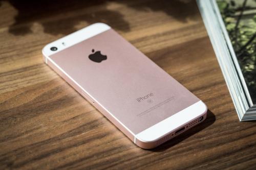 Apple is poised to lose lots of iPhone users if it keeps ignoring the middle