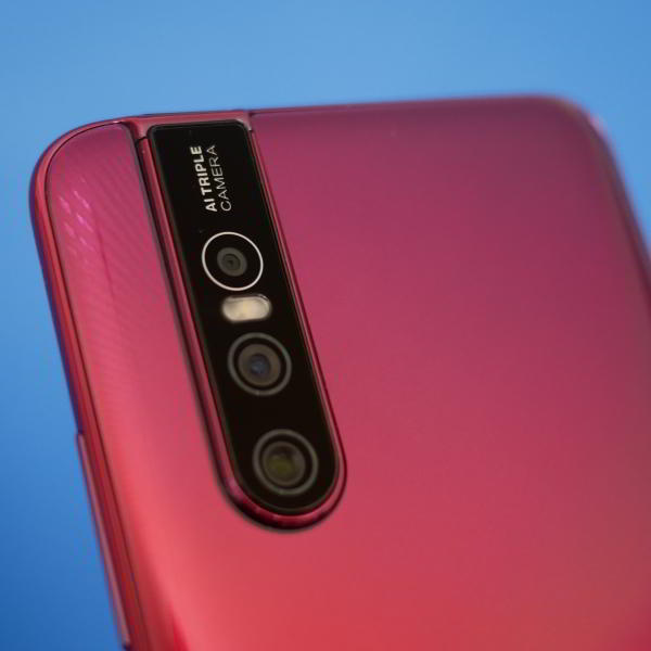 Обзор смартфона Vivo V15 Pro: с "выпрыгивающей" селфи-камерой